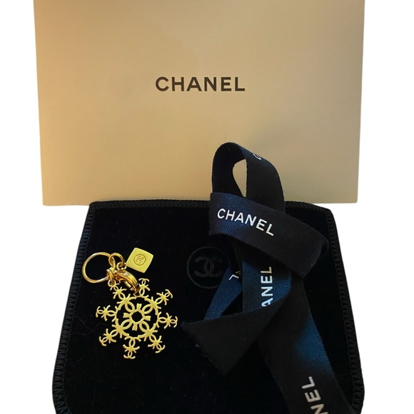 🔥🔥CHANEL GOLD SNOWFLAKE🔥🔥2024 Keychain or Bag charm - Picture 1 of 2